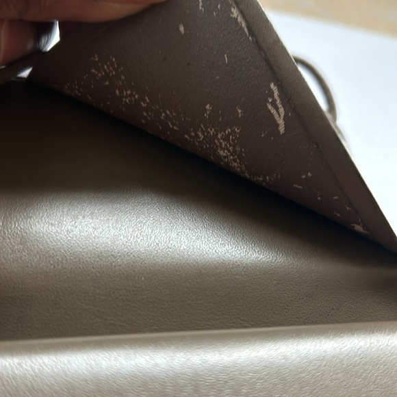 Louis Vuitton Epi Wallet EUC - Picture 3 of 9